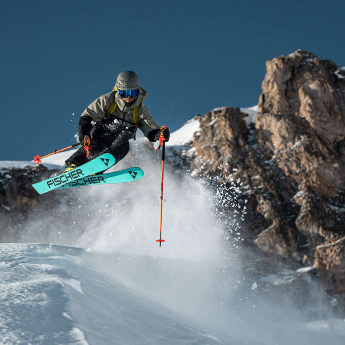 Skifahrer mit Fischer-Ski als Freerider in Ischgl am Berg unterwegs